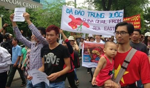 Biển Đông: Người cha đơn thân dạy con 18 tháng tuổi về lòng yêu nước